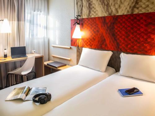 Habitación Doble Estándar - 2 camas del hotel Ibis Paris Rueil Malmaison. Foto 5