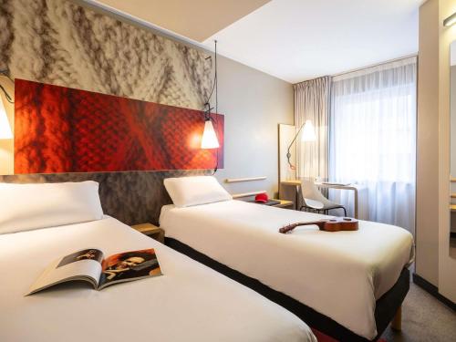 Habitación Doble Estándar - 2 camas del hotel Ibis Paris Rueil Malmaison. Foto 7