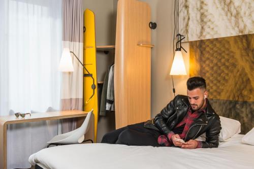 Habitación Doble Estándar - 2 camas del hotel Ibis Paris Rueil Malmaison. Foto 9