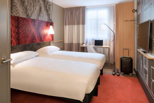 Habitación Doble Estándar - 2 camas del hotel Ibis Paris Rueil Malmaison. Foto 10