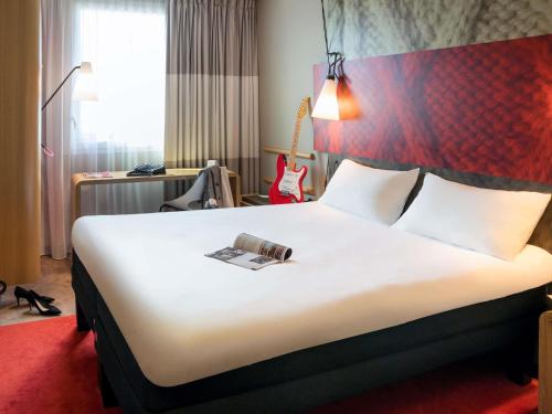 Habitación Doble Estándar del hotel Ibis Paris Rueil Malmaison. Foto 1