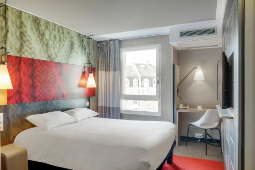 Habitación Estándar - 1 cama doble y 1 individual del hotel Ibis Paris Rueil Malmaison. Foto 6