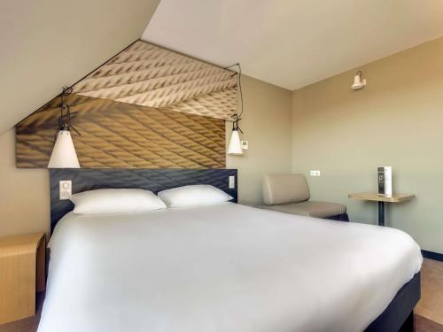 Habitación Confort con cama doble y sofá cama individual del hotel Ibis Paris Rueil Malmaison