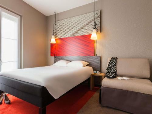 Habitación Confort con cama doble y sofá cama individual del hotel Ibis Paris Rueil Malmaison. Foto 1