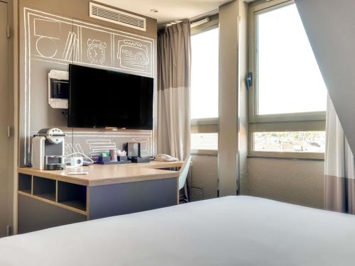 Habitación Confort con cama doble y sofá cama individual del hotel Ibis Paris Rueil Malmaison. Foto 2