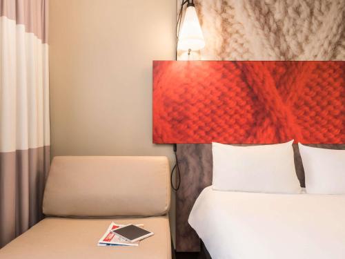 Habitación Confort con cama doble y sofá cama individual del hotel Ibis Paris Rueil Malmaison. Foto 3