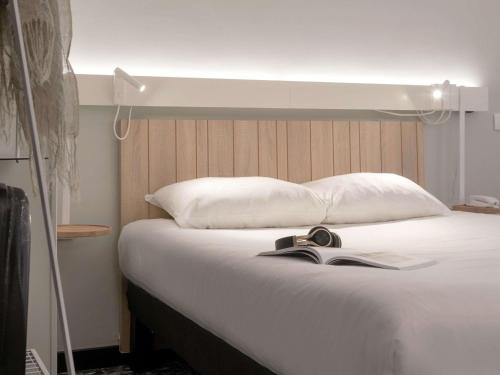 Habitación Confort con cama doble y sofá cama individual del hotel Ibis Paris Rueil Malmaison. Foto 5
