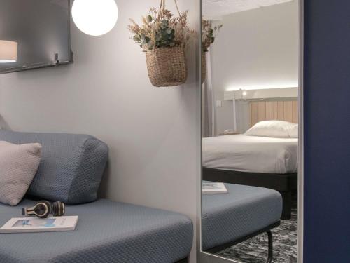 Habitación Confort con cama doble y sofá cama individual del hotel Ibis Paris Rueil Malmaison. Foto 6