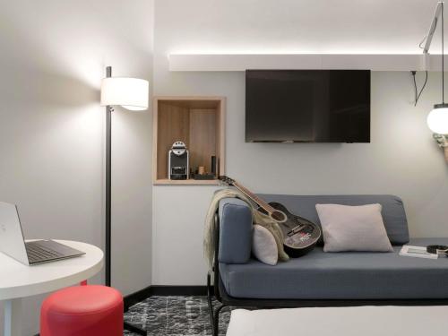 Habitación Confort con cama doble y sofá cama individual del hotel Ibis Paris Rueil Malmaison. Foto 7