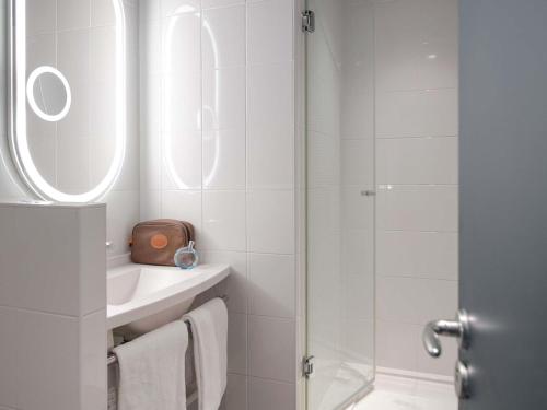 Habitación Confort con cama doble y sofá cama individual del hotel Ibis Paris Rueil Malmaison. Foto 8