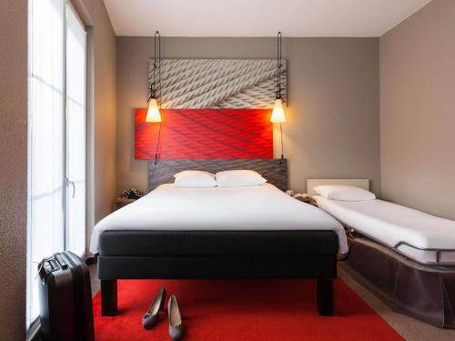 Habitación Confort con cama doble y sofá cama individual del hotel Ibis Paris Rueil Malmaison. Foto 9