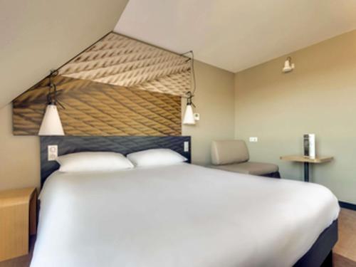 Habitación Confort con cama doble y sofá cama individual del hotel Ibis Paris Rueil Malmaison. Foto 10