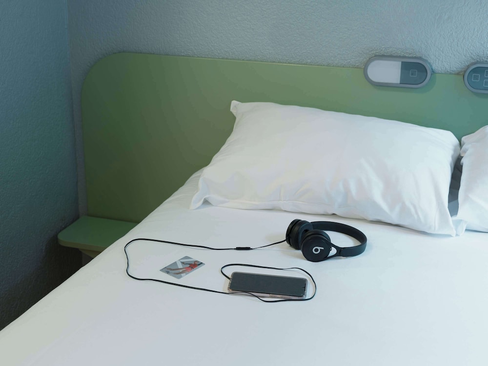 Habitación DOBLE con una cama de gran tamaño del hotel Ibis Budget Thonon Les Bains. Foto 1