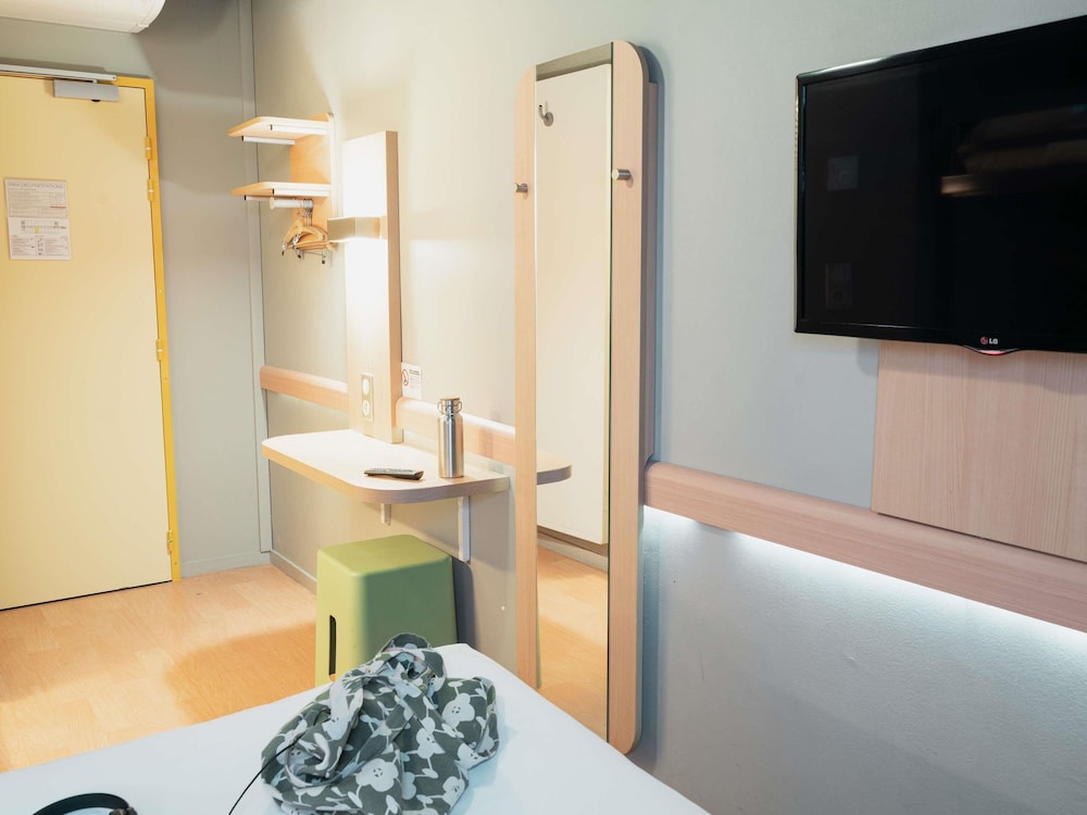 Habitación DOBLE con una cama de gran tamaño del hotel Ibis Budget Thonon Les Bains. Foto 5