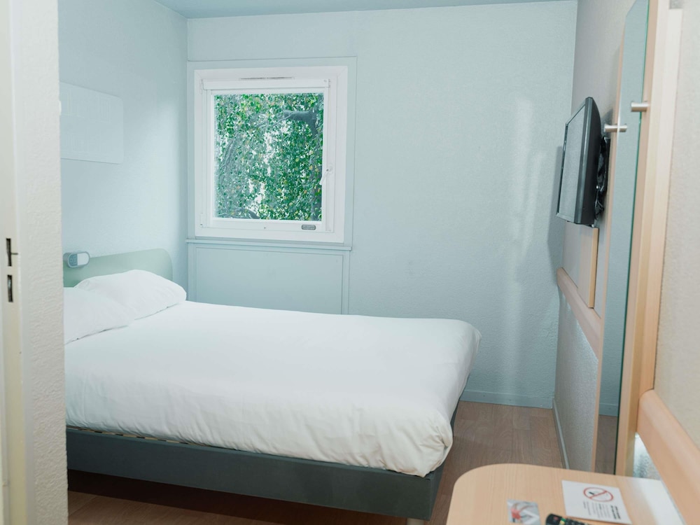Habitación DOBLE con una cama de gran tamaño del hotel Ibis Budget Thonon Les Bains. Foto 6