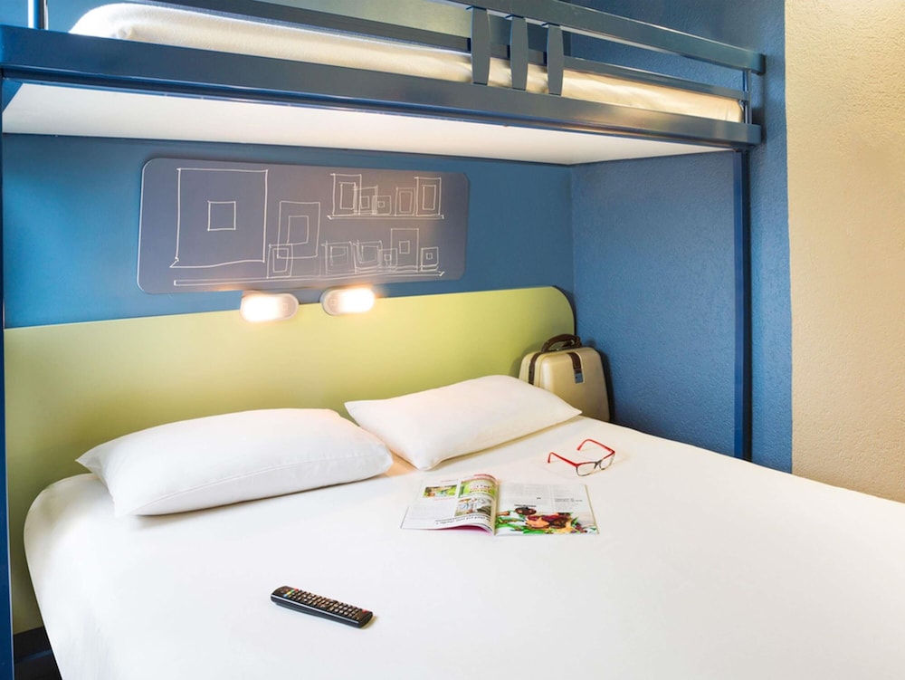 Habitación TRIPLE con una cama de gran tamaño y litera del hotel Ibis Budget Thonon Les Bains