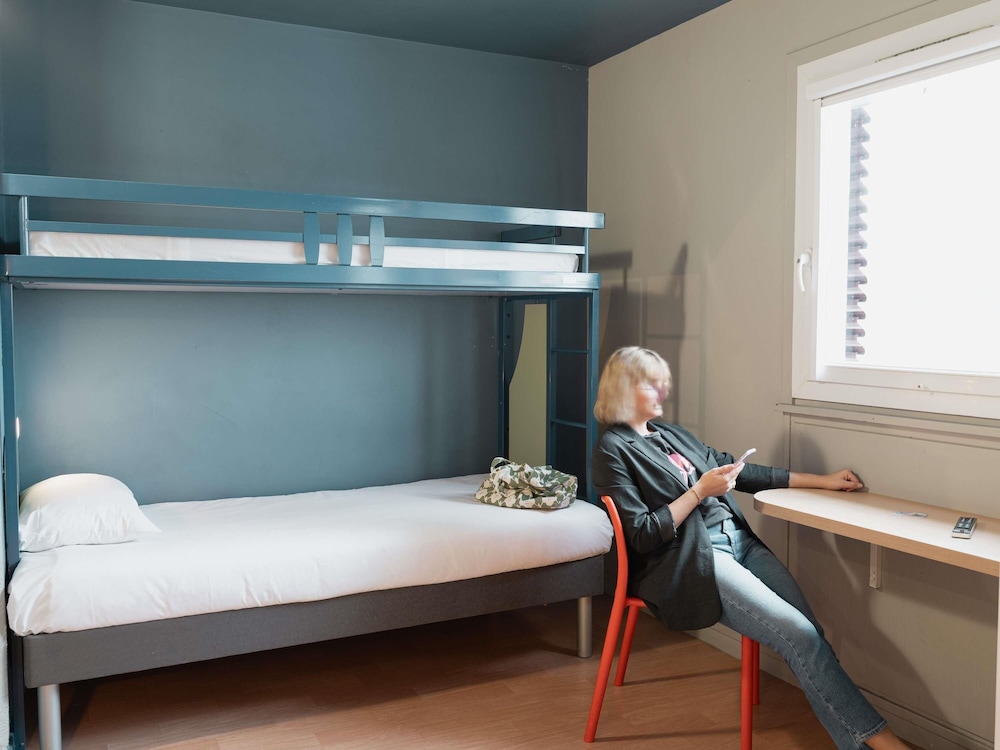 Habitación TRIPLE con una cama de gran tamaño y litera del hotel Ibis Budget Thonon Les Bains. Foto 4