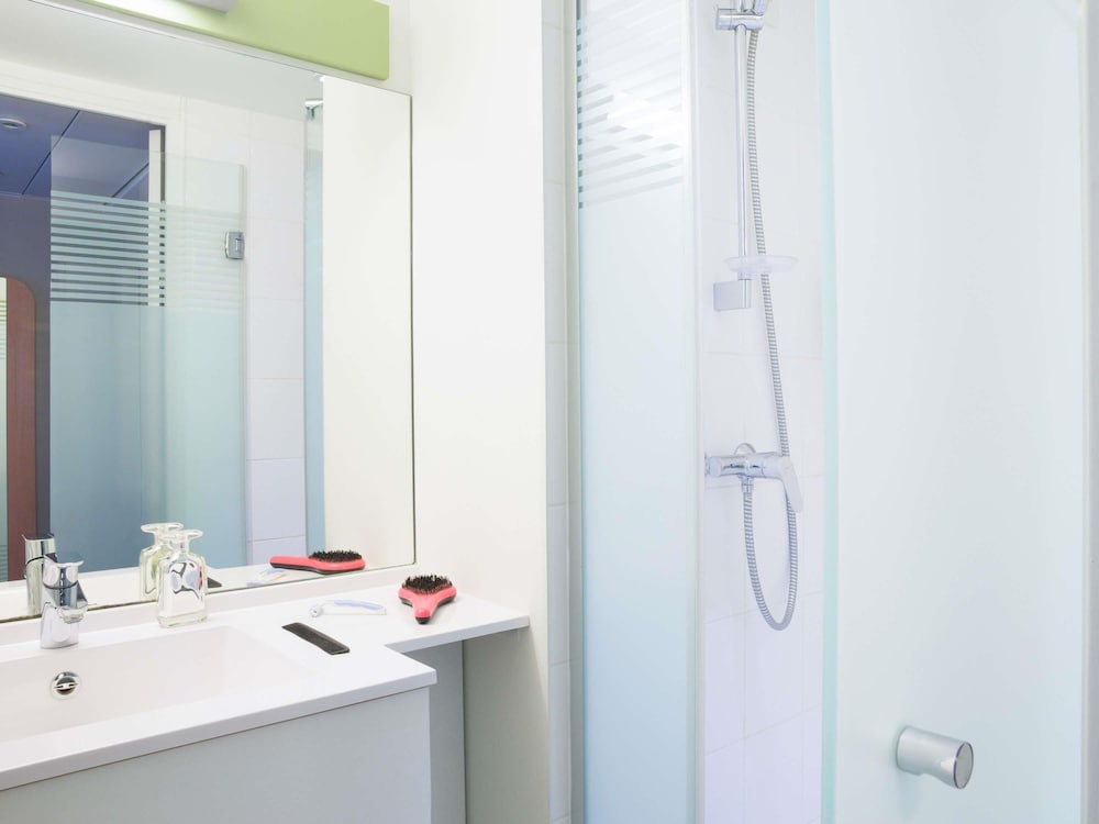 Habitación TRIPLE con una cama de gran tamaño y litera del hotel Ibis Budget Thonon Les Bains. Foto 5