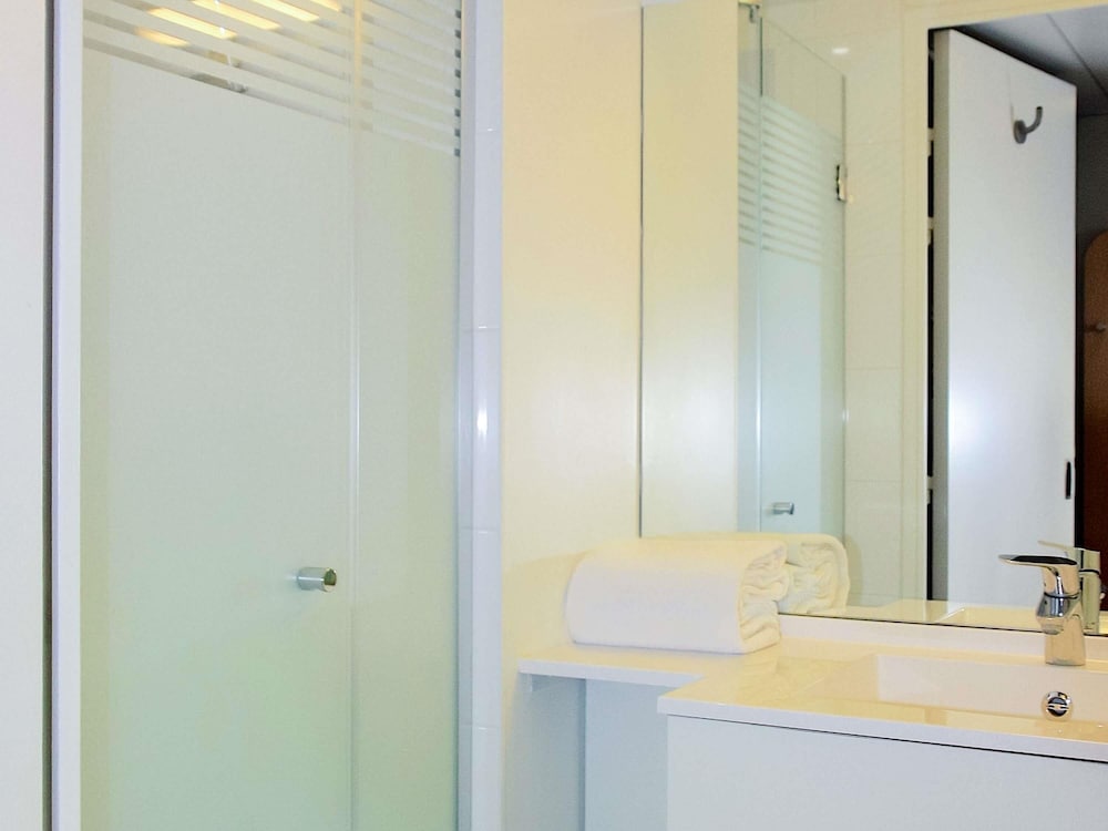 Habitación TRIPLE con una cama de gran tamaño y litera del hotel Ibis Budget Thonon Les Bains. Foto 6