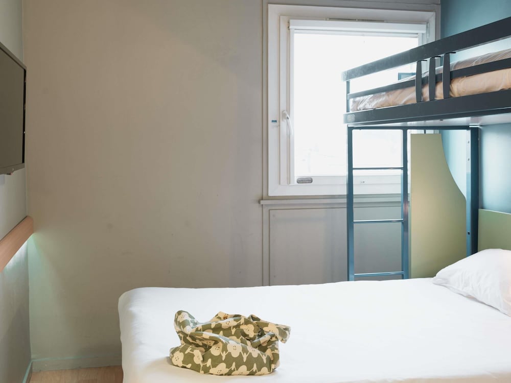 Habitación TRIPLE con una cama de gran tamaño y litera del hotel Ibis Budget Thonon Les Bains. Foto 7