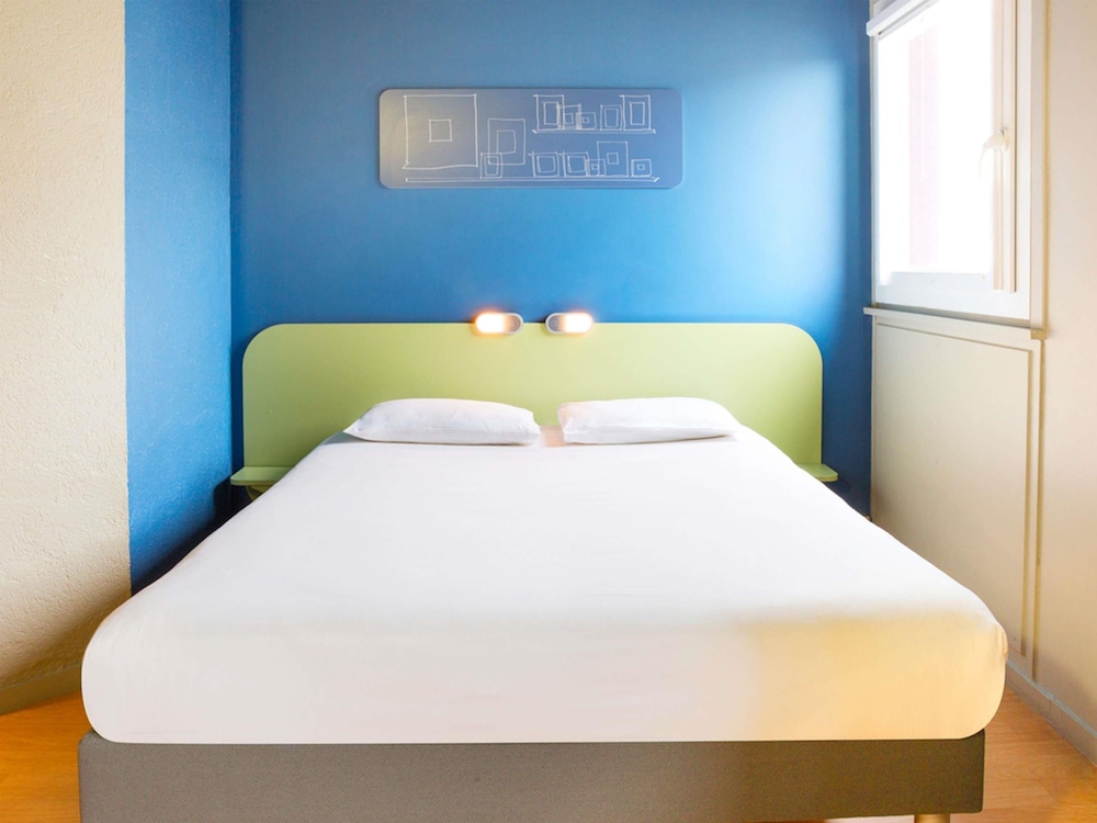 Habitación con dos camas individuales del hotel Ibis Budget Thonon Les Bains. Foto 2