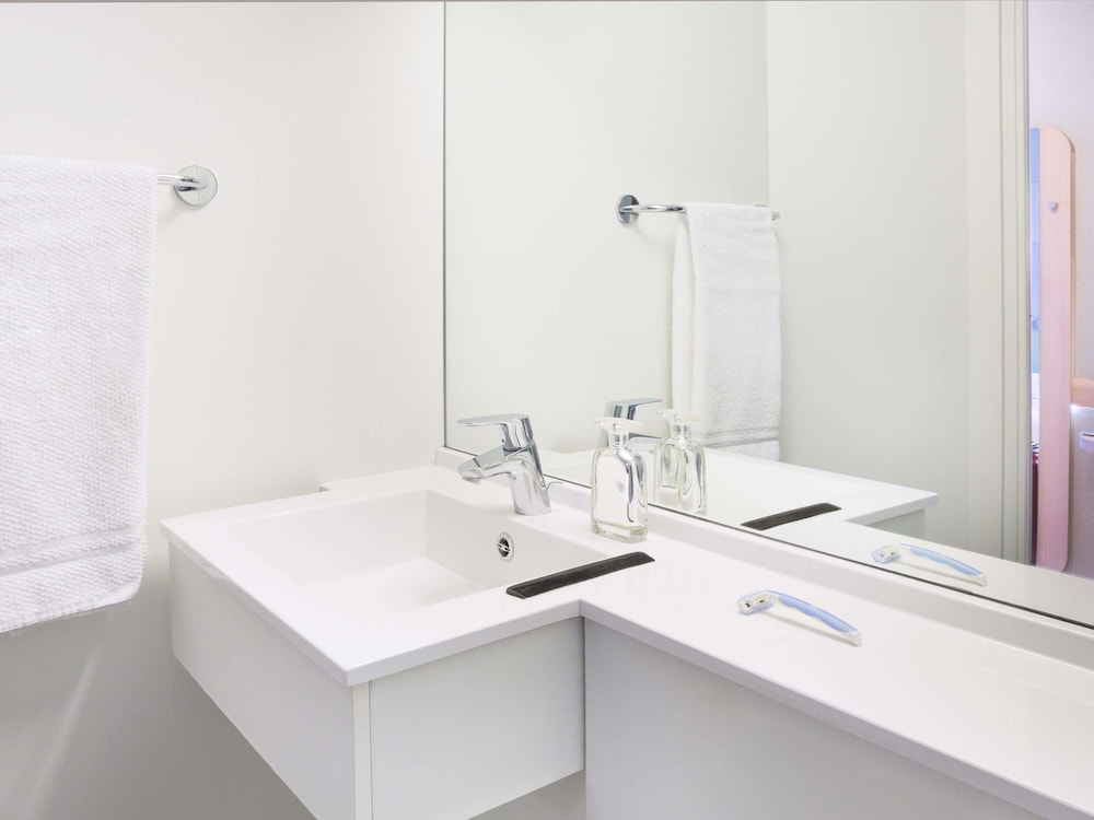 Habitación con dos camas individuales del hotel Ibis Budget Thonon Les Bains. Foto 3