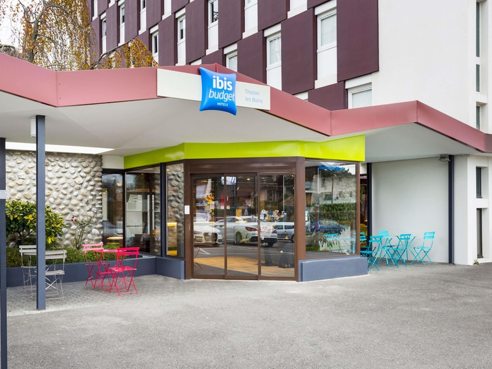 Habitación con dos camas individuales del hotel Ibis Budget Thonon Les Bains. Foto 6