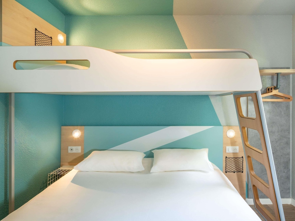 Habitación triple con amplia cama doble y litera del hotel Ibis Budget Nantes Sainte Luce