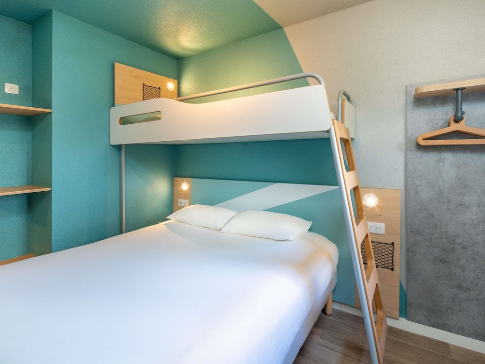Habitación triple con amplia cama doble y litera del hotel Ibis Budget Nantes Sainte Luce. Foto 1