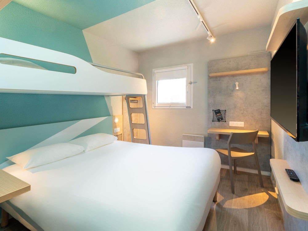 Habitación triple con amplia cama doble y litera del hotel Ibis Budget Nantes Sainte Luce. Foto 4