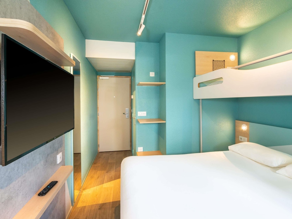 Habitación triple con amplia cama doble y litera del hotel Ibis Budget Nantes Sainte Luce. Foto 7