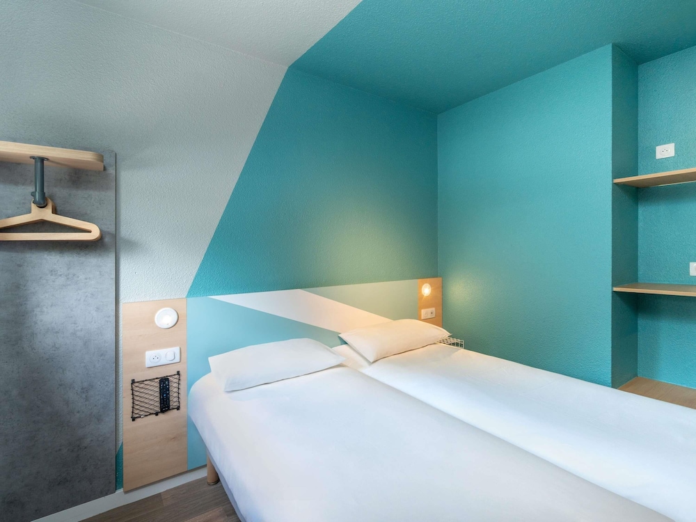 Habitación con dos camas individuales del hotel Ibis Budget Nantes Sainte Luce