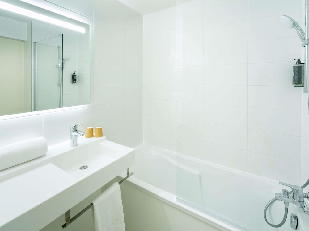 Habitación con dos camas individuales del hotel Ibis Budget Nantes Sainte Luce. Foto 2