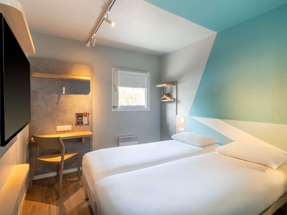 Habitación con dos camas individuales del hotel Ibis Budget Nantes Sainte Luce. Foto 4