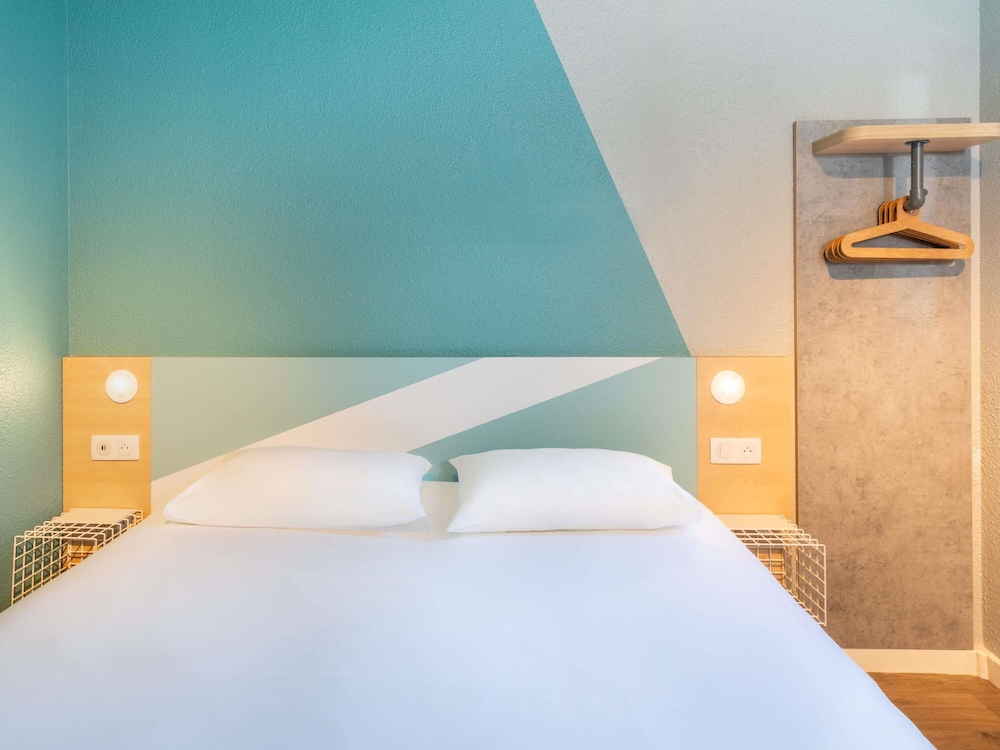 Habitación doble con cama de gran tamaño del hotel Ibis Budget Nantes Sainte Luce