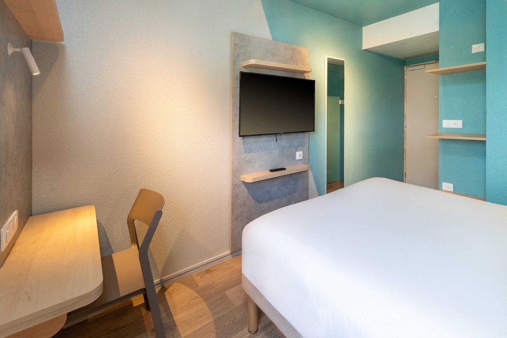 Habitación doble con cama de gran tamaño del hotel Ibis Budget Nantes Sainte Luce. Foto 1
