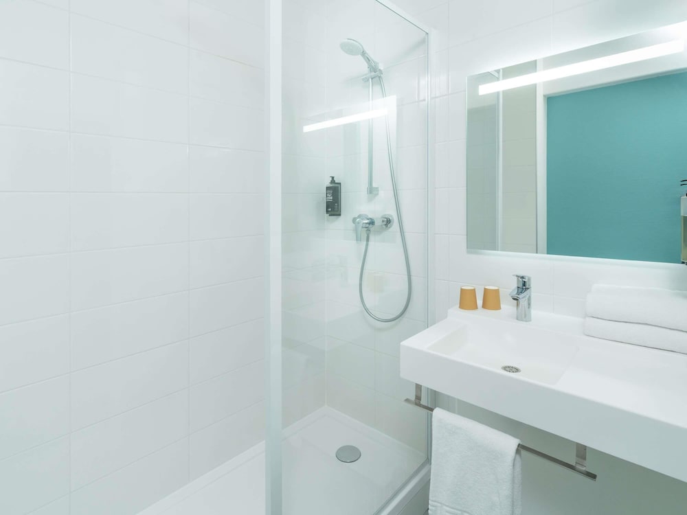 Habitación doble con cama de gran tamaño del hotel Ibis Budget Nantes Sainte Luce. Foto 2