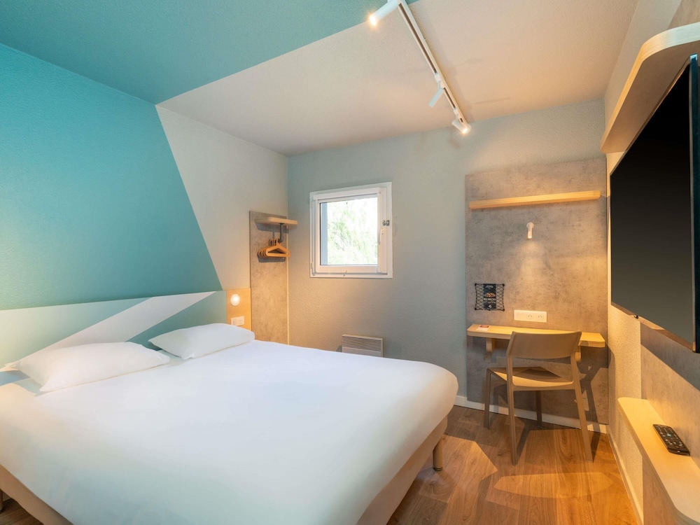 Habitación doble con cama de gran tamaño del hotel Ibis Budget Nantes Sainte Luce. Foto 3