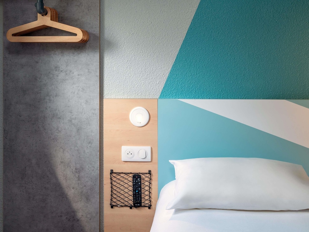 Habitación doble con cama de gran tamaño del hotel Ibis Budget Nantes Sainte Luce. Foto 6