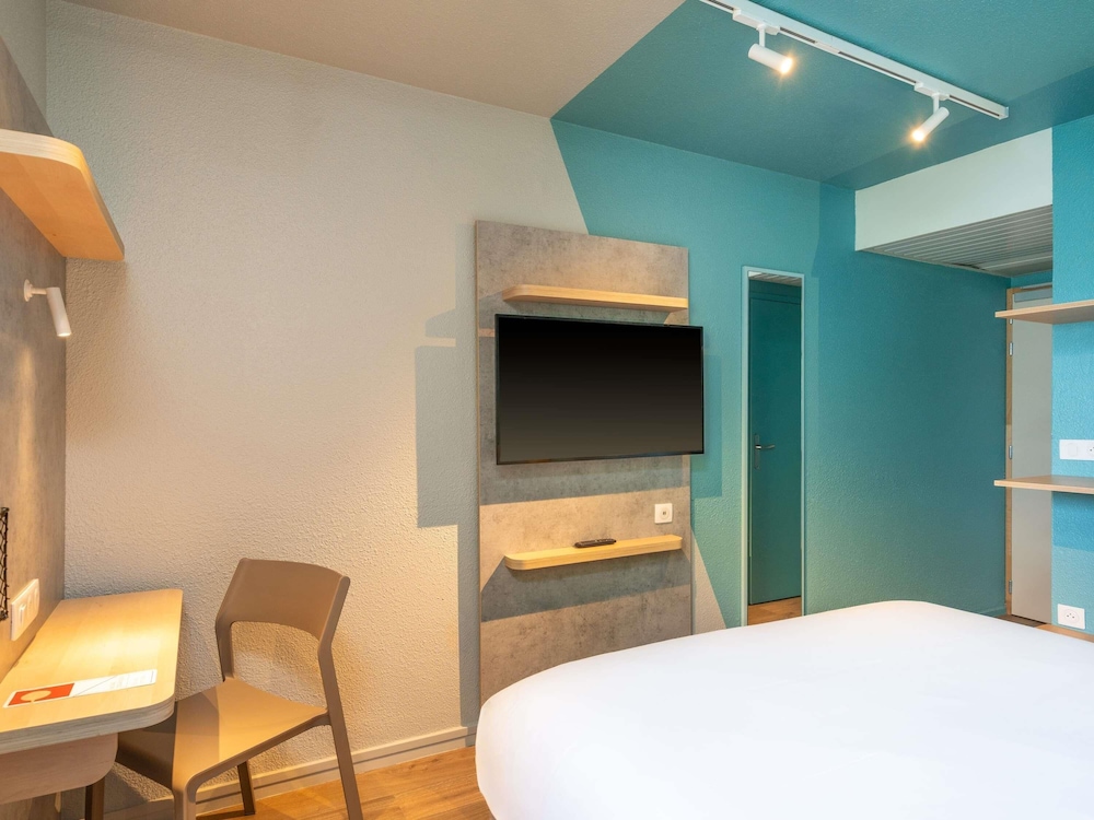 Habitación doble con cama de gran tamaño del hotel Ibis Budget Nantes Sainte Luce. Foto 7