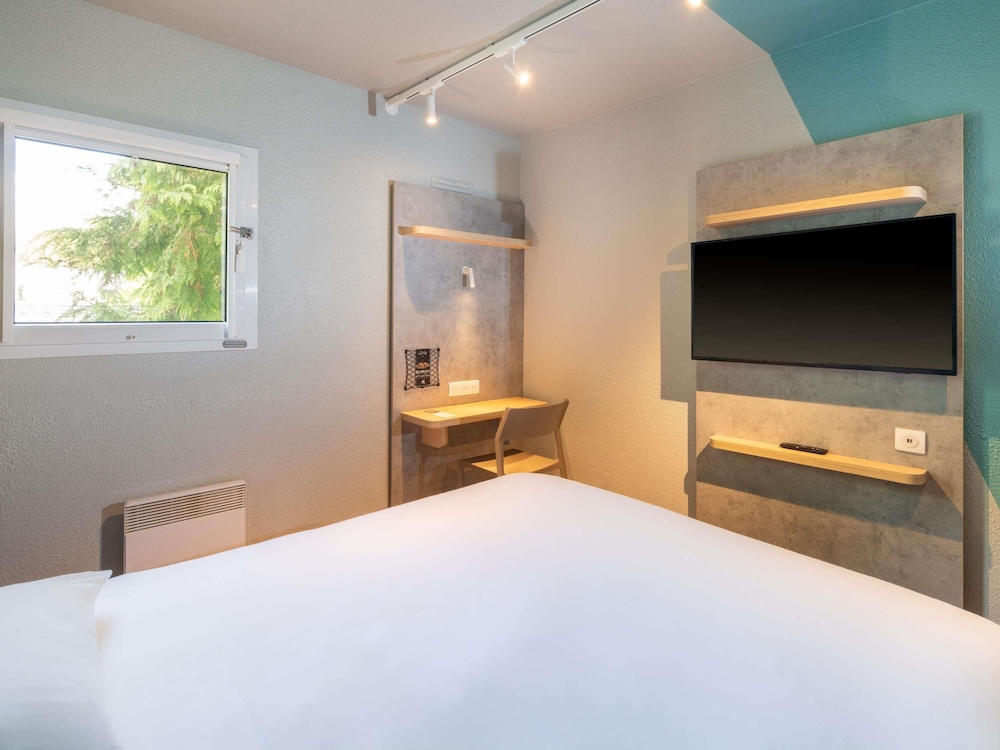 Habitación doble con cama de gran tamaño del hotel Ibis Budget Nantes Sainte Luce. Foto 8