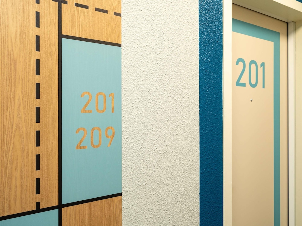 Habitación doble con cama de gran tamaño del hotel Ibis Budget Nantes Sainte Luce. Foto 9