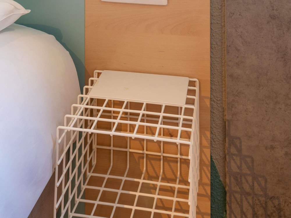 Habitación doble con cama de gran tamaño del hotel Ibis Budget Nantes Sainte Luce. Foto 10