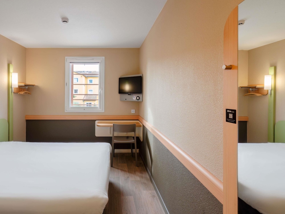 DOBLE - Habitación con una cama grande del hotel Ibis Budget Manosque Cadarache. Foto 3