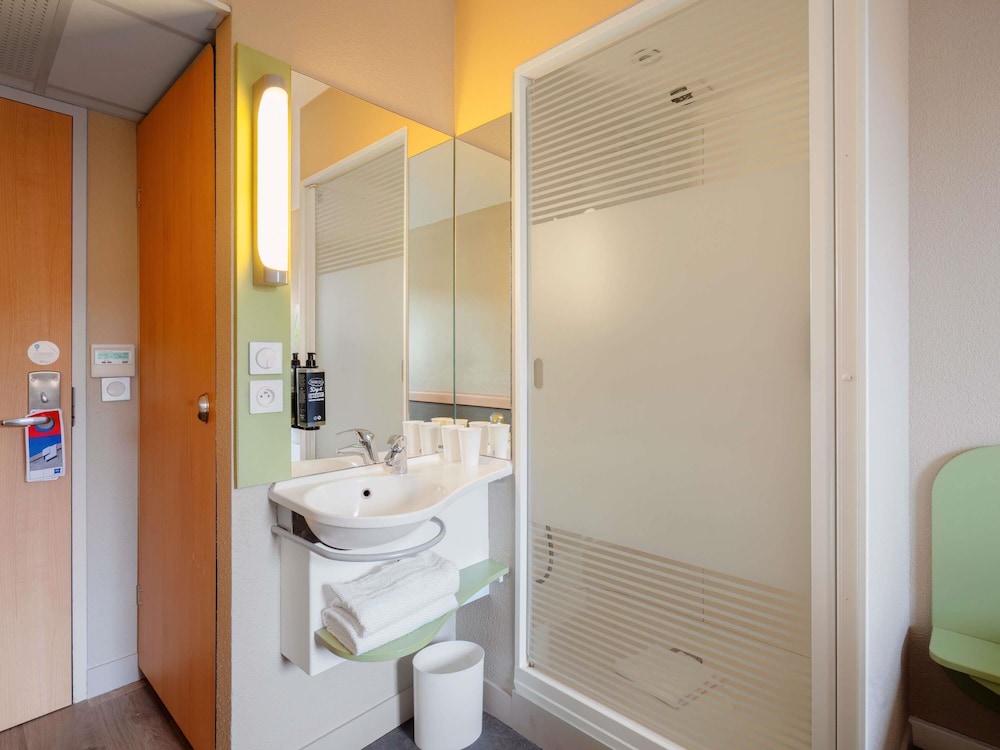 DOBLE - Habitación con una cama grande del hotel Ibis Budget Manosque Cadarache. Foto 7