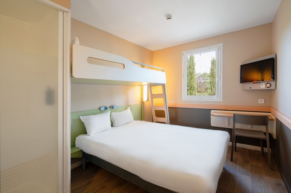 TRIPLE - Habitación con una cama grande y una cama litera del hotel Ibis Budget Manosque Cadarache. Foto 5