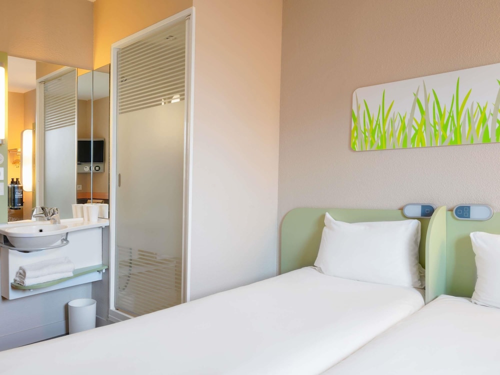 GEMELA - Habitación con camas gemelas del hotel Ibis Budget Manosque Cadarache. Foto 3