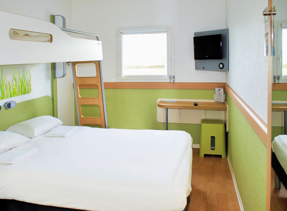 TRIPLE - Habitación con una cama grande y una litera del hotel Ibis Budget Santeny. Foto 1