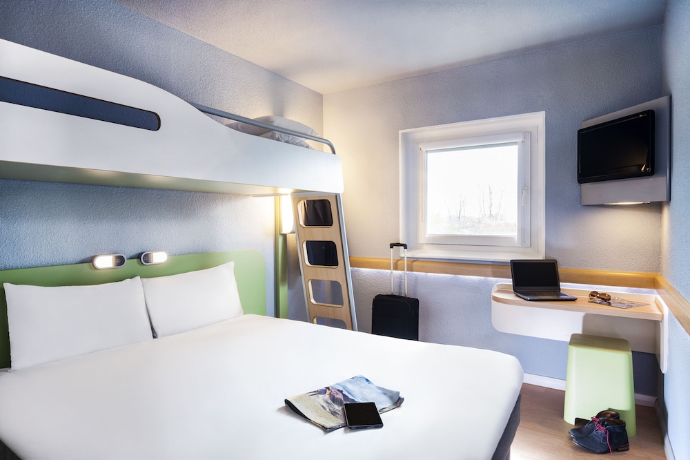 TRIPLE - Habitación con una cama grande y una litera del hotel Ibis Budget Santeny. Foto 2