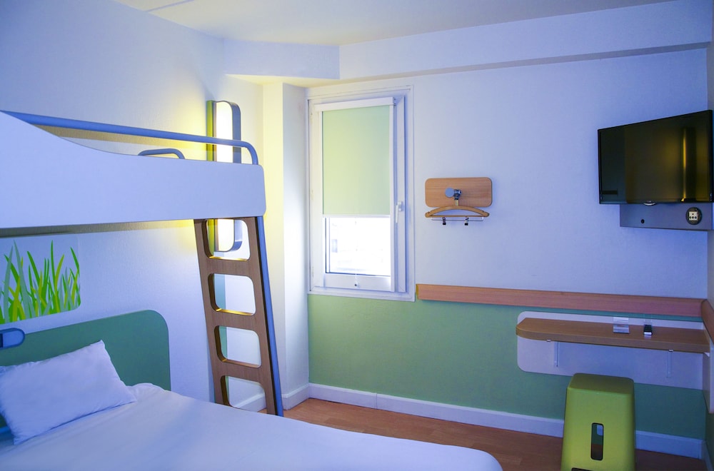 TRIPLE - Habitación con una cama grande y una litera del hotel Ibis Budget Santeny. Foto 3